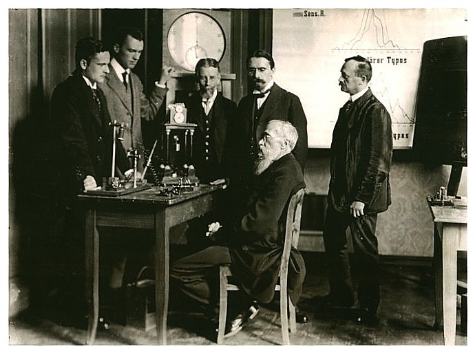Wilhelm Wundt im Kreis seiner Mitarbeiter III, Foto, ca. 1908