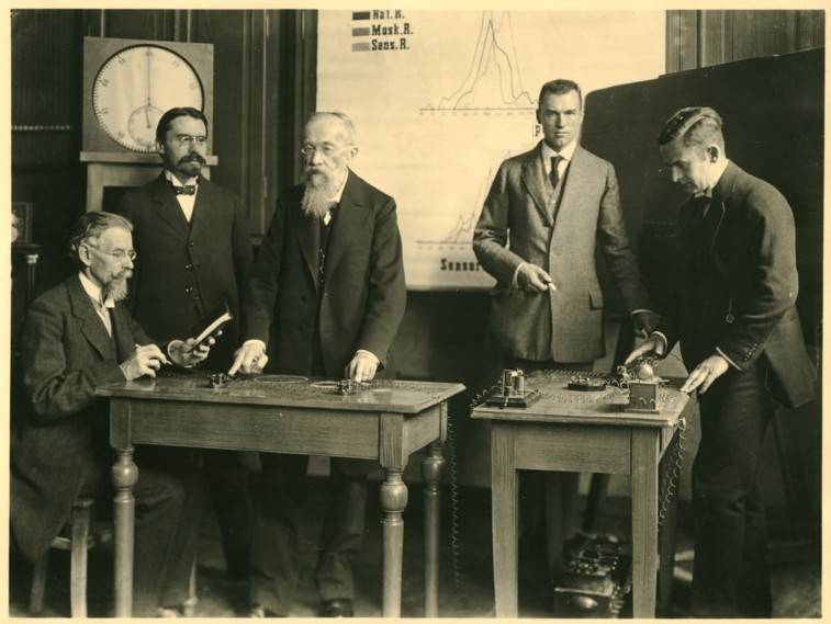 Wilhelm Wundt im Kreis seiner Mitarbeiter I, Foto, ca. 1908